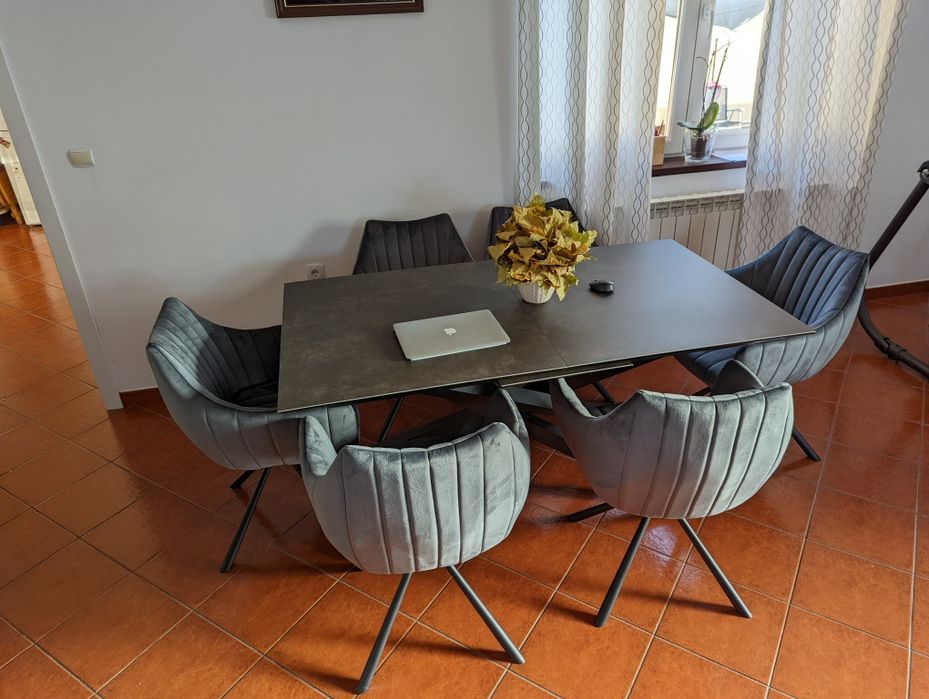Masă extensibilă cu 6 scaune rotative