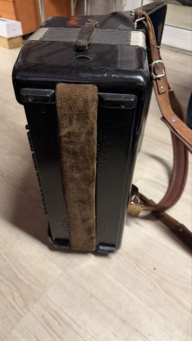 Продавам Акордеон Royal Standard