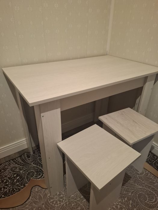 Продам кухонный стол и 4 стула
