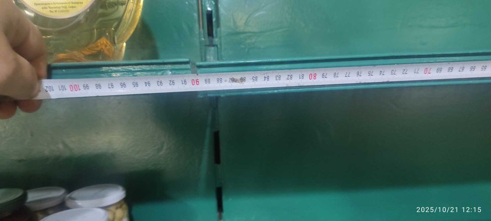 Метални рафтове от хранителен магазин