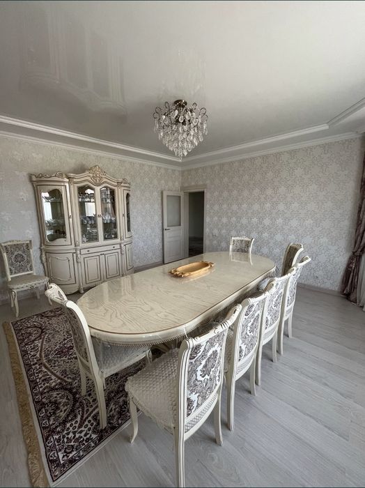 Стол со стульями, сервант