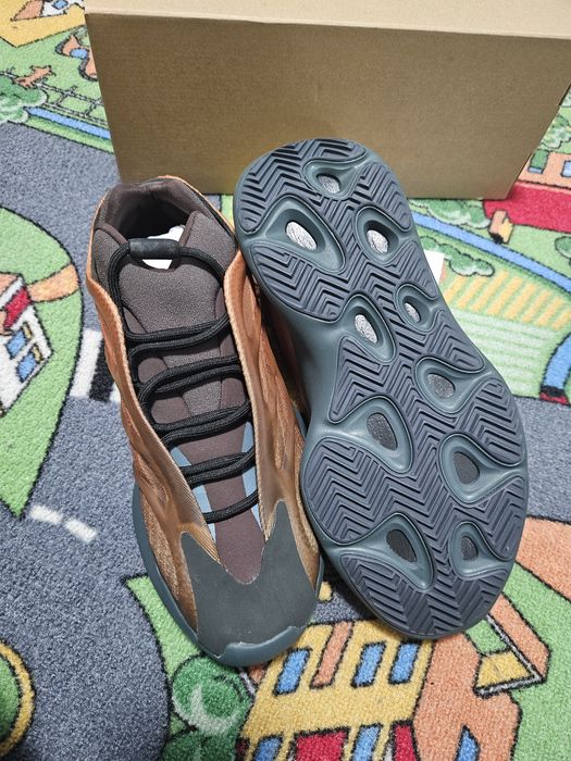 Продавам Adidas Yeezy 700 V3