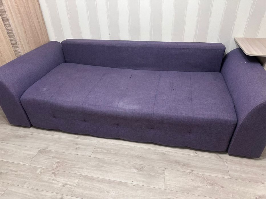 Продам компьютерный стол и диван