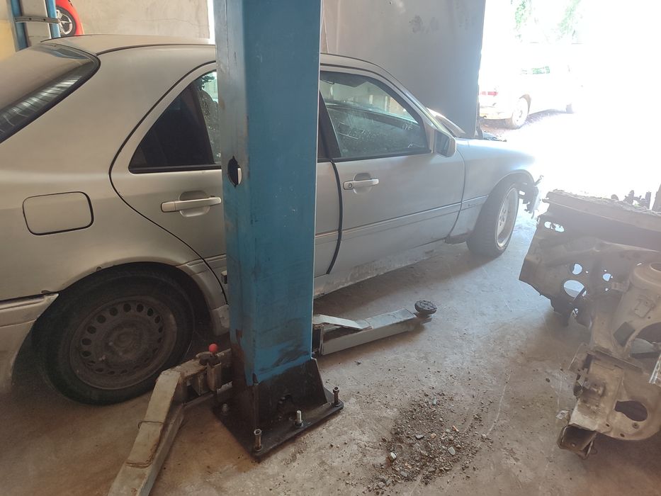 По запчастям продаётся МЕРСЕДЕС W202 C220