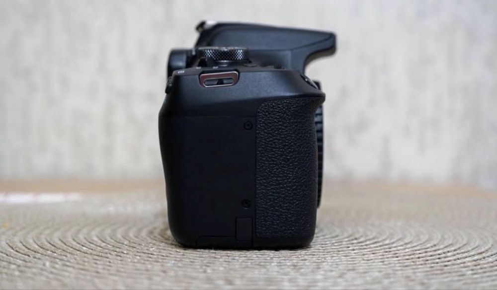6600 кадъра + подарък чанта DSLR фотоапарат CANON EOS 2000D