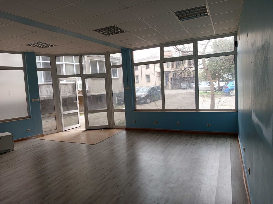 Продавам партерни търговски помещения