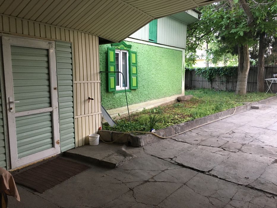 Домик, в Каскелене, рядом два магазина.