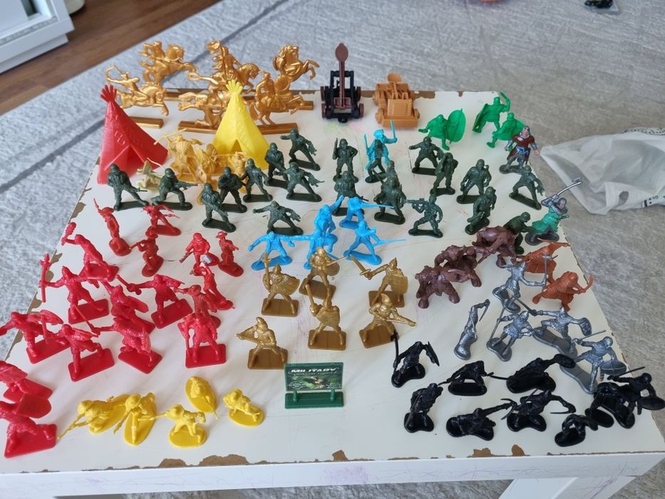 Детские игрушки - солдатики