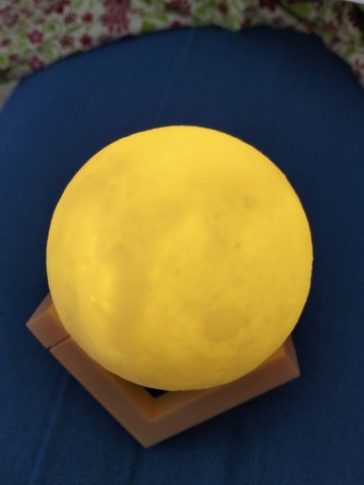 Lampa de veghe în formă de lună
