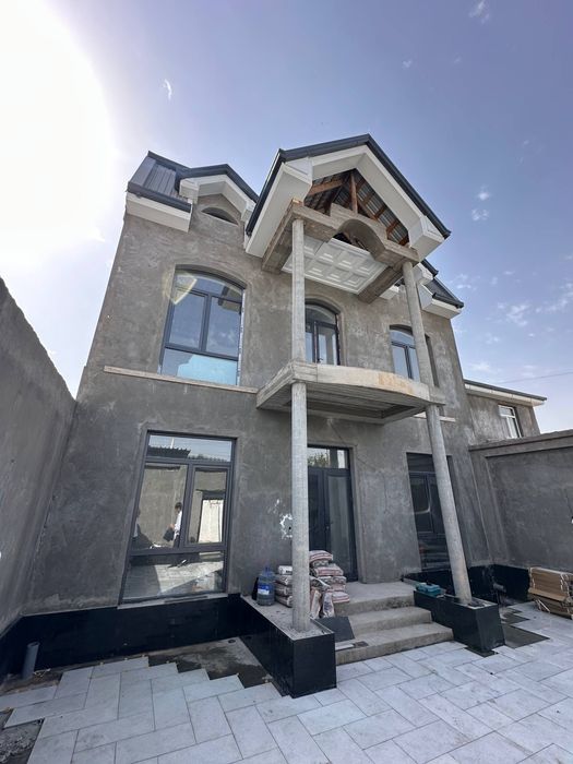 Srochno xovli sotiladi 8 xona + Padval