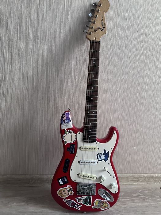 Продам гитару Squier mini