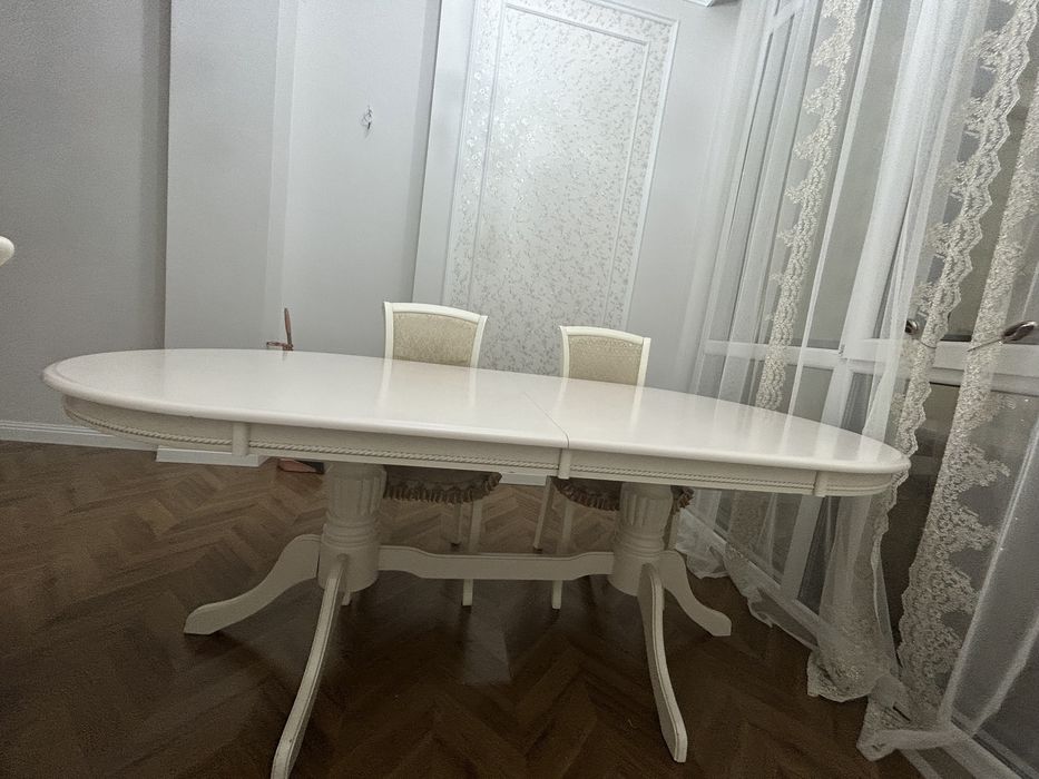 Стол и стулья для гостинной
