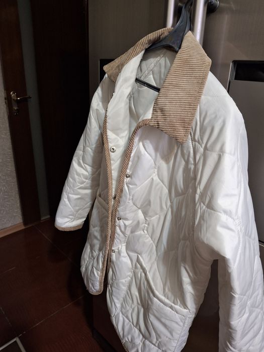 Классная  белая   лёгкая  курточка .