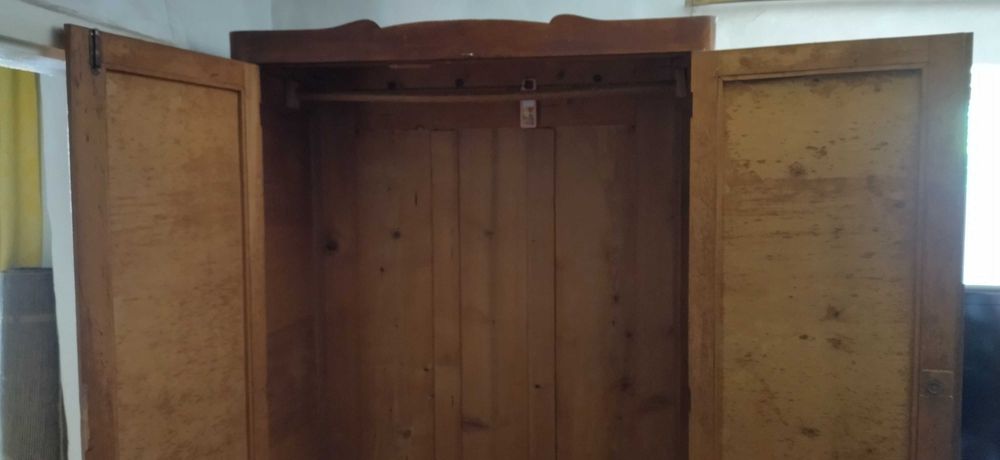 Старинен дървен гардероб