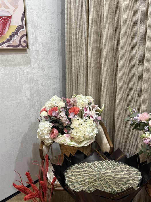 Цветы розы сирен с корзине