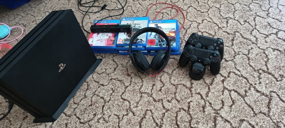 PS4 Pro 1TB + 2 джойстика + 11 игри + слушалки+kaмера