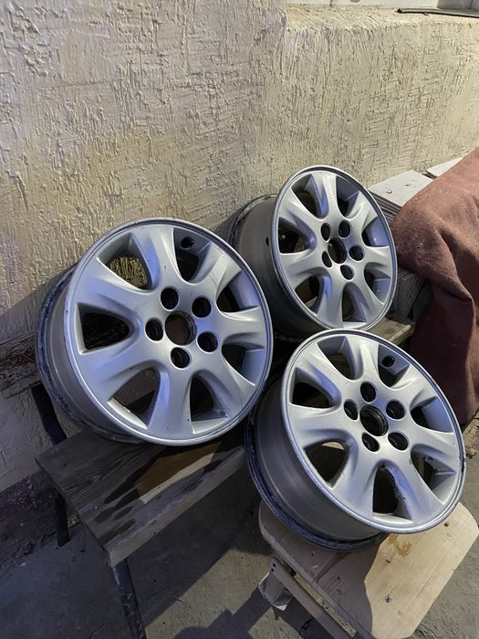 Продам литые диски R15 от Toyota