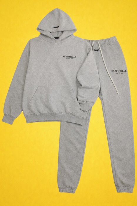 Vând set ESSENTIALS Fear of God – hanorac + pantaloni