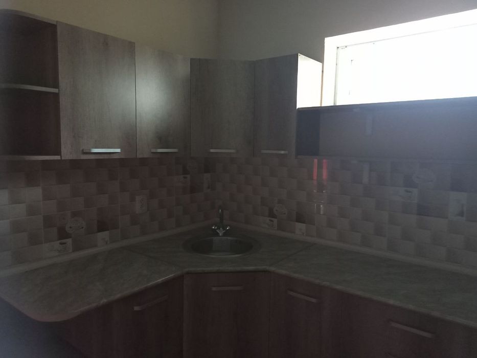 4 xonali uy oshxona va dushi bn. Bog' ham bor