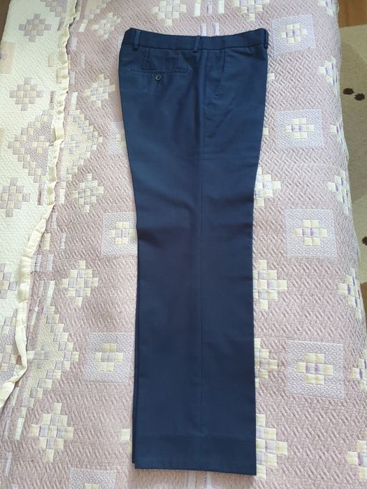 Продам школьные темно- синие  брюки на мальчика