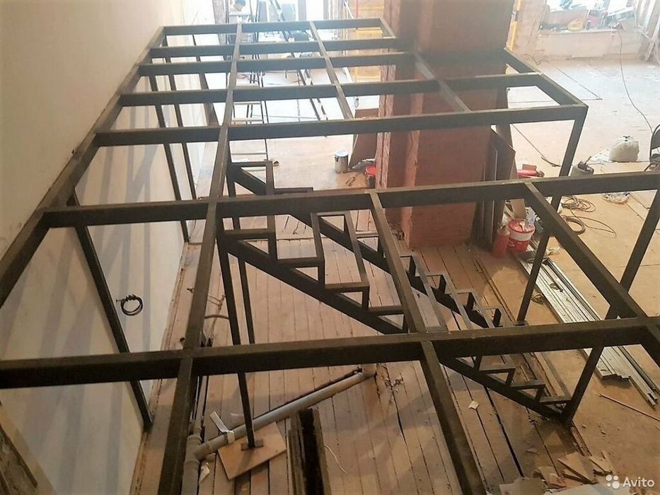 Подиум разделение домов и складов из металлоконструкций