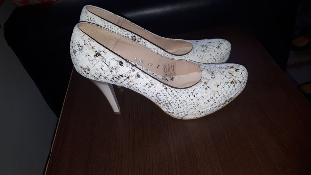 Pantofi damă Baldaccini, mărimea 39, piele bej cu textură croco