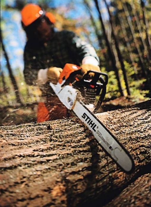 Режа и цепа дърва.