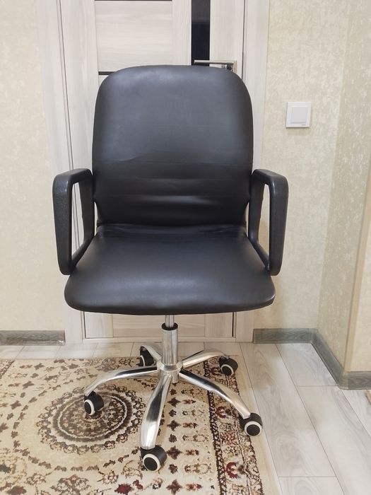Kreslo sotiladi. Qora kojzam. Narxi 450 ming