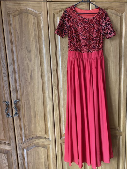 Продам вечерние платья 46р