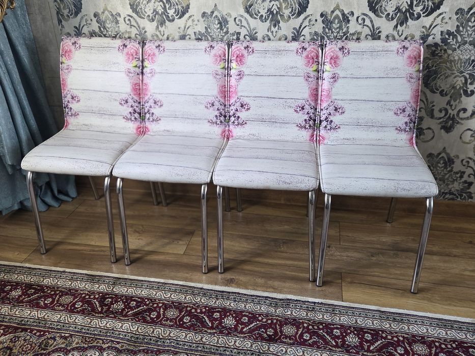 Кухонный стол и 4 стула