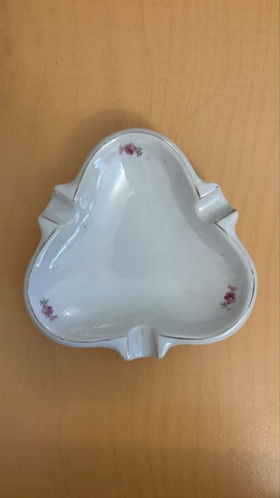 Порцеланов пепелник