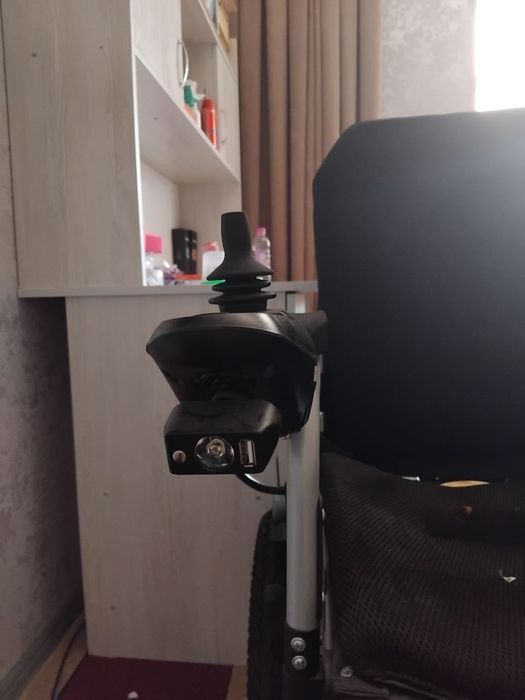 Электрическая инвалидная коляска