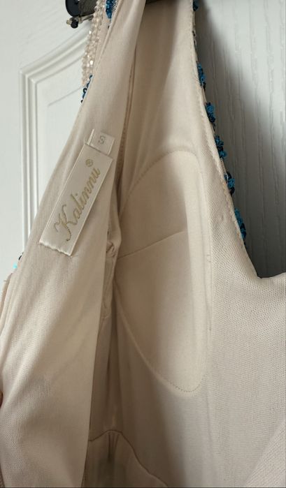 Дамска официална рокля Kalinnu – бежова с тюркоазени пайети. Размер S