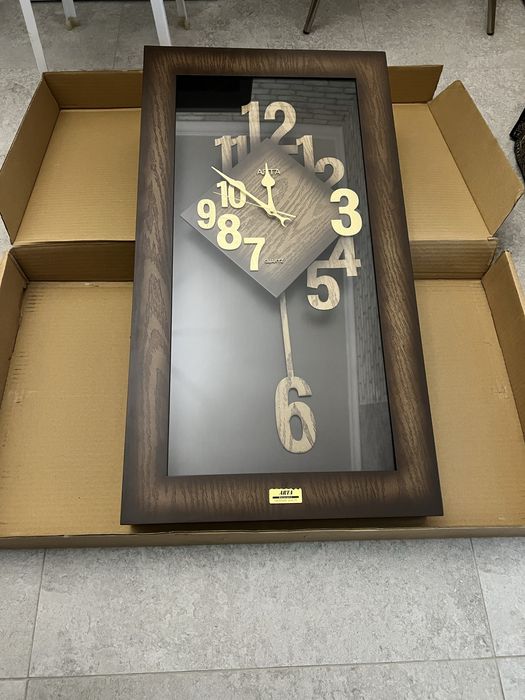 Настенные часы Arta с маятником и кварцевым механизмом. Новые