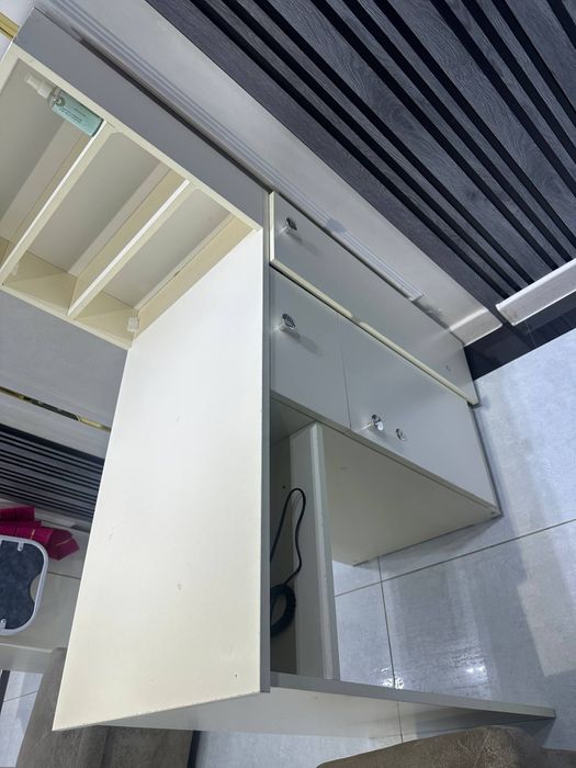 Маникюрный стол для дома и салона