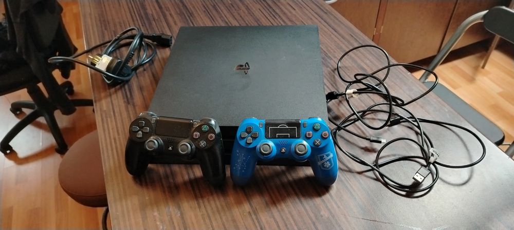PS 4 Pro 1 TB cu 2 controlere și fire