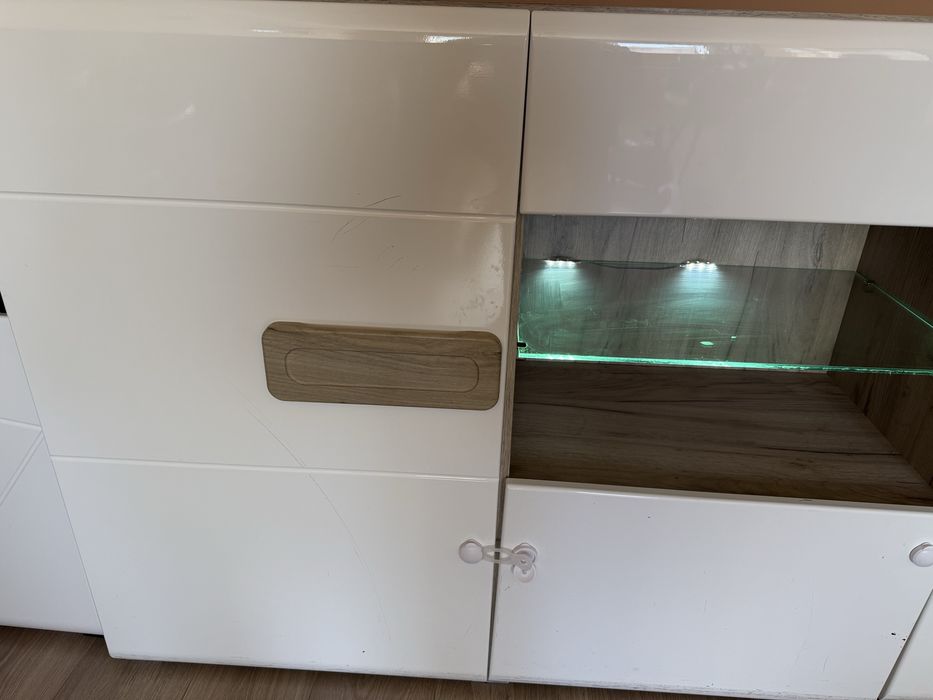 Продавам скрин бял гланц и ПДЧ