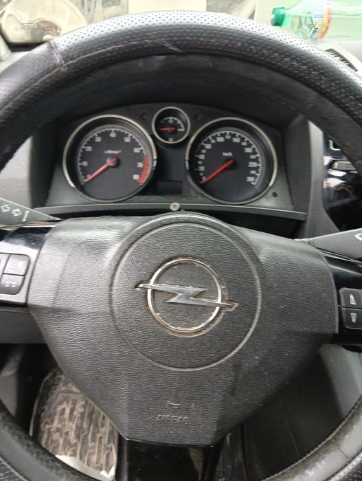 Продавам Опел Зафира