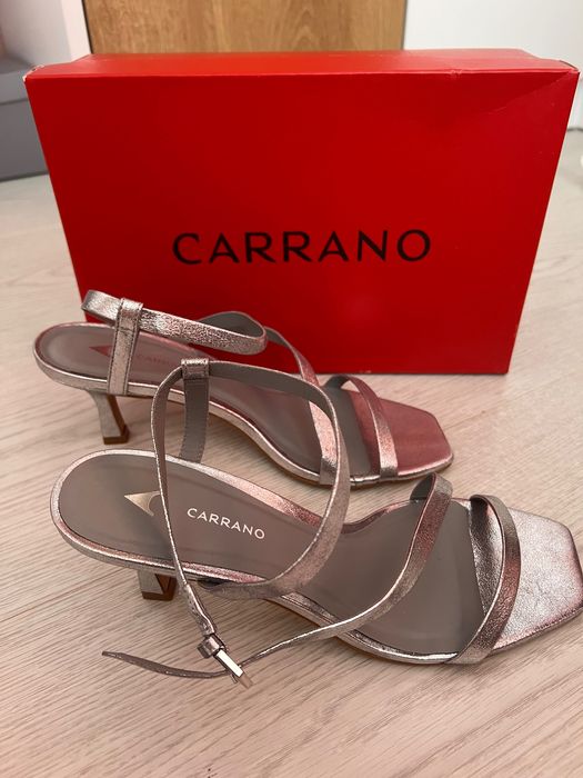 Отворени сандали Carrano на среден ток.