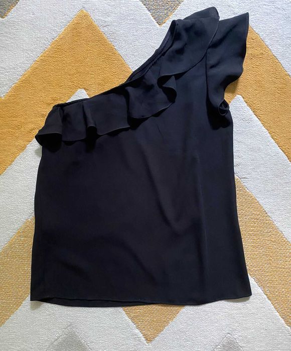 Vand bluzita vara lejera eleganta neagra pe un umar Caramel XS-S