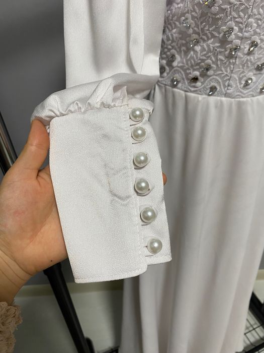 Кўйлак оқ рангда