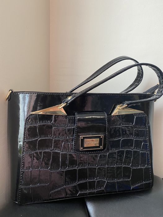 Черна лачена дамска чанта