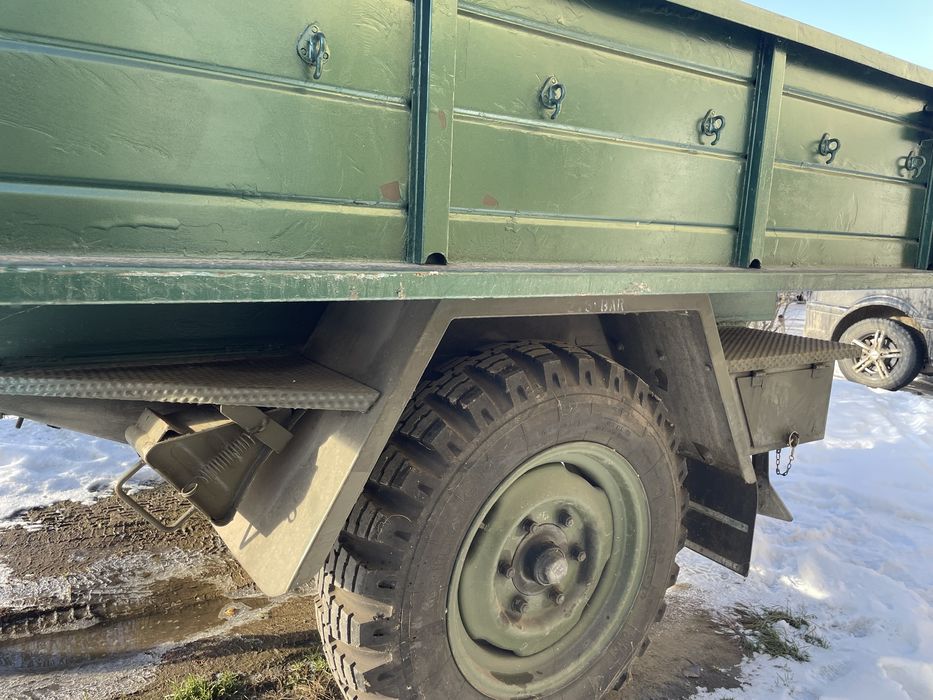 Remorcă  pe o axa militară