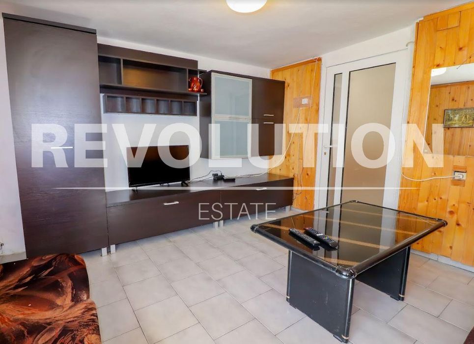 Тристаен апартамент в района на Цветен квартал!