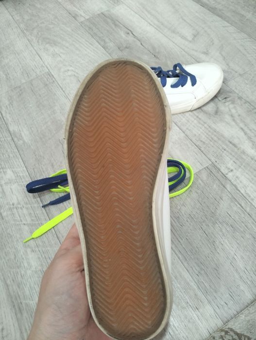 Продам белые кеды.