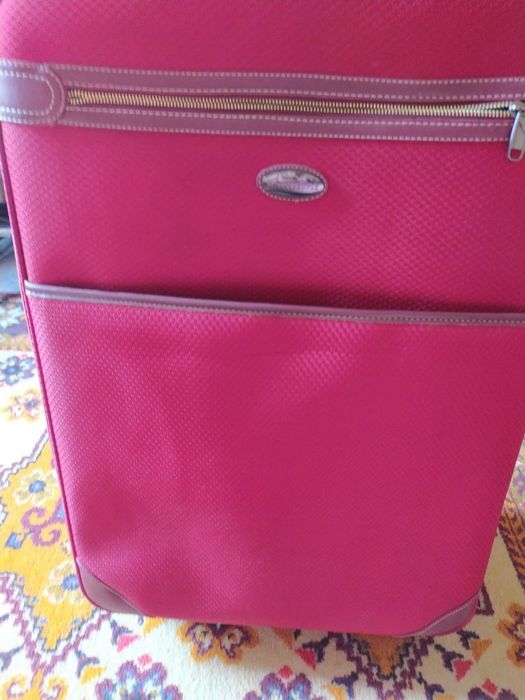 Чемодан бордовый