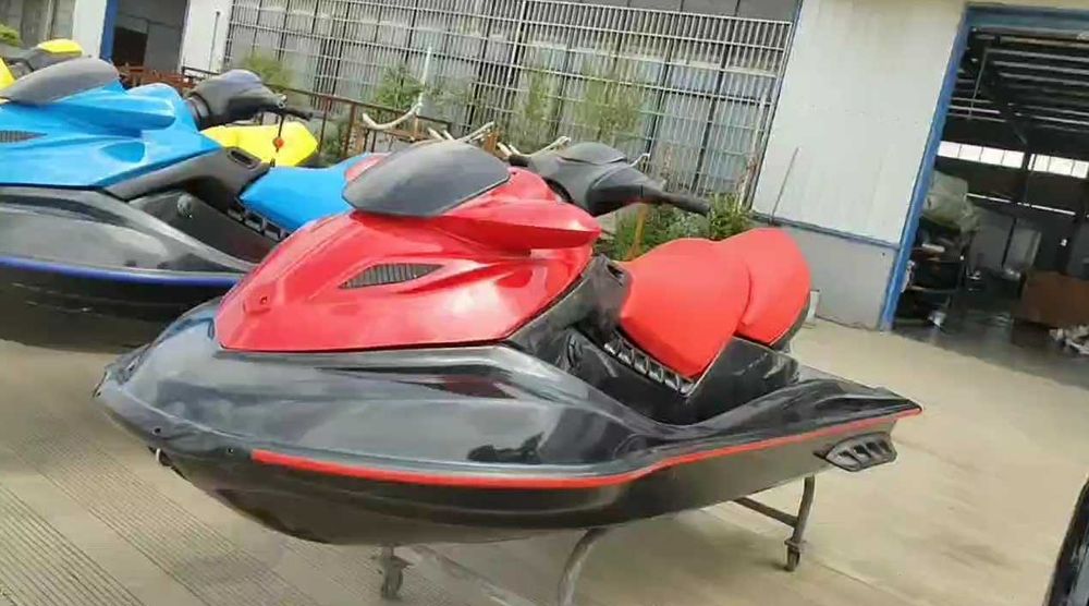 ЛУКСОЗНИ Jet Ski (3 местна) (4-тактов, 1400 коня) (4 ЦВЯТА)
