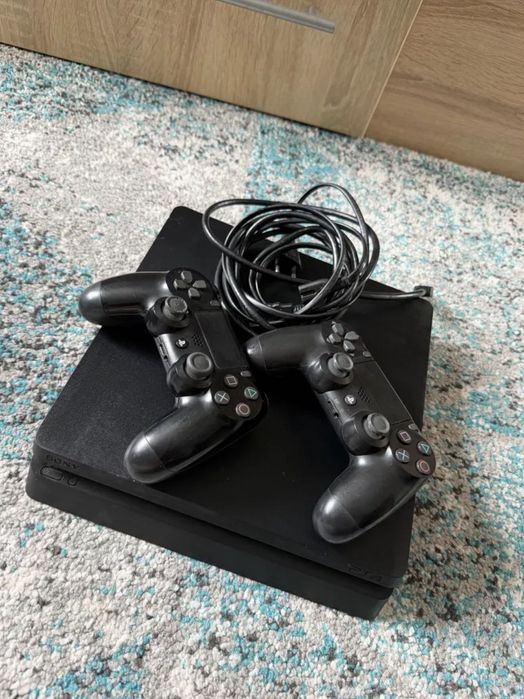 Ps4 2 manete și 5 jocuri