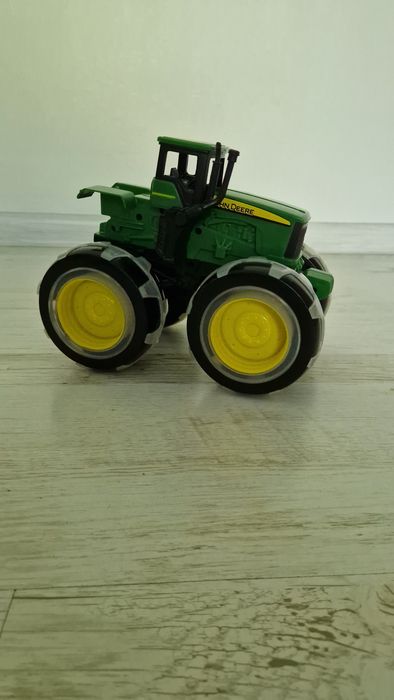 Jucarie Tractor JOHN DEERE Monster cu anvelope luminoase