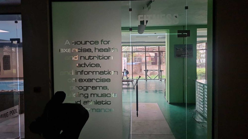 Продавам алуминиеви витрини с врати закалено стъкло – 5 различни комп.